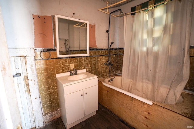 bathroom featuring vanity and shower / bath combo