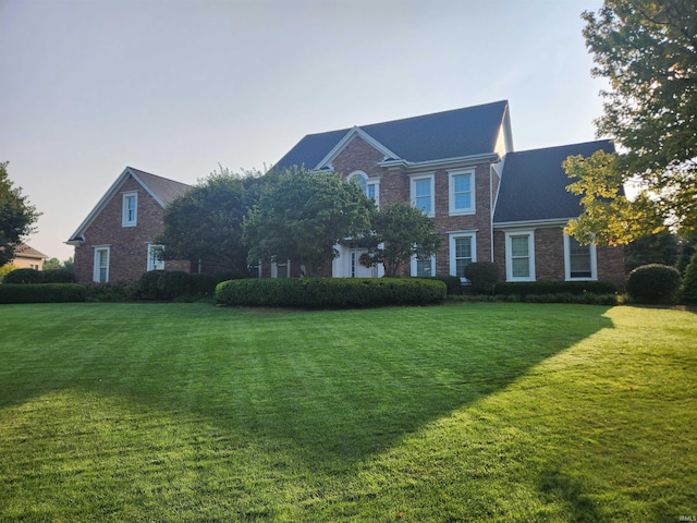 colonial house featuring a front lawn