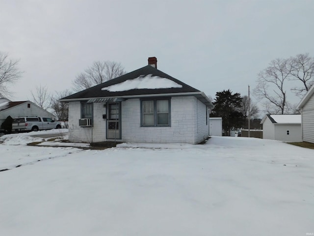 bungalow featuring cooling unit