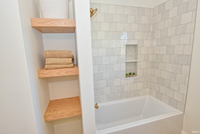 bathroom featuring tiled shower / bath combo