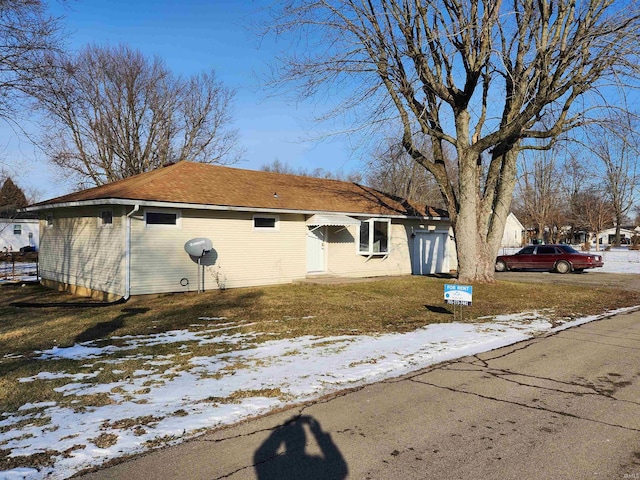 view of front of home featuring a yard