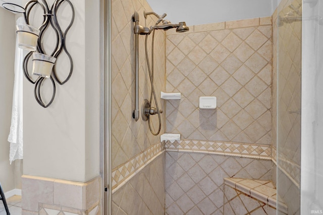 bathroom featuring a tile shower