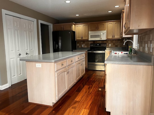 kitchen featuring sink, electric range oven, a center island, light brown cabinetry, and black fridge with ice dispenser