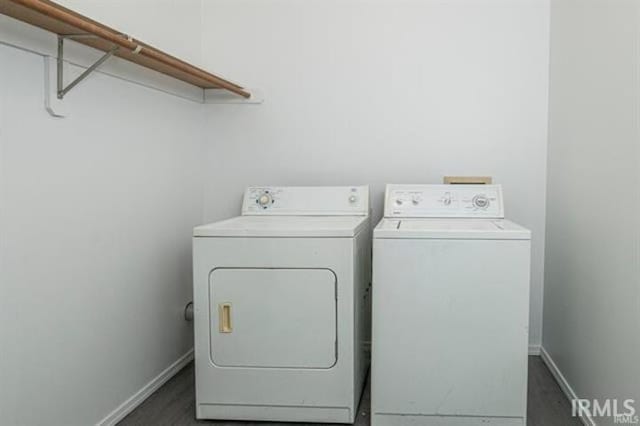 washroom featuring washing machine and clothes dryer