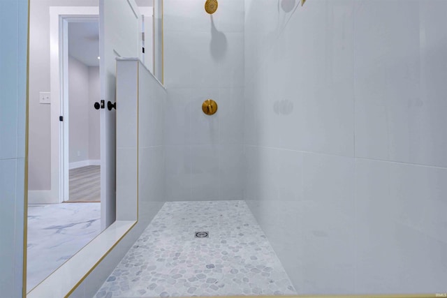 bathroom featuring a tile shower