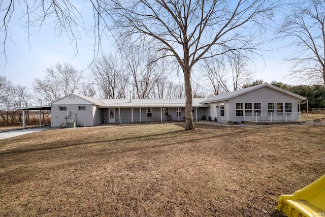 view of front of house featuring a front lawn and a carport