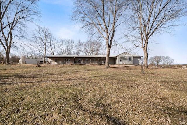 view of front of home featuring a front yard