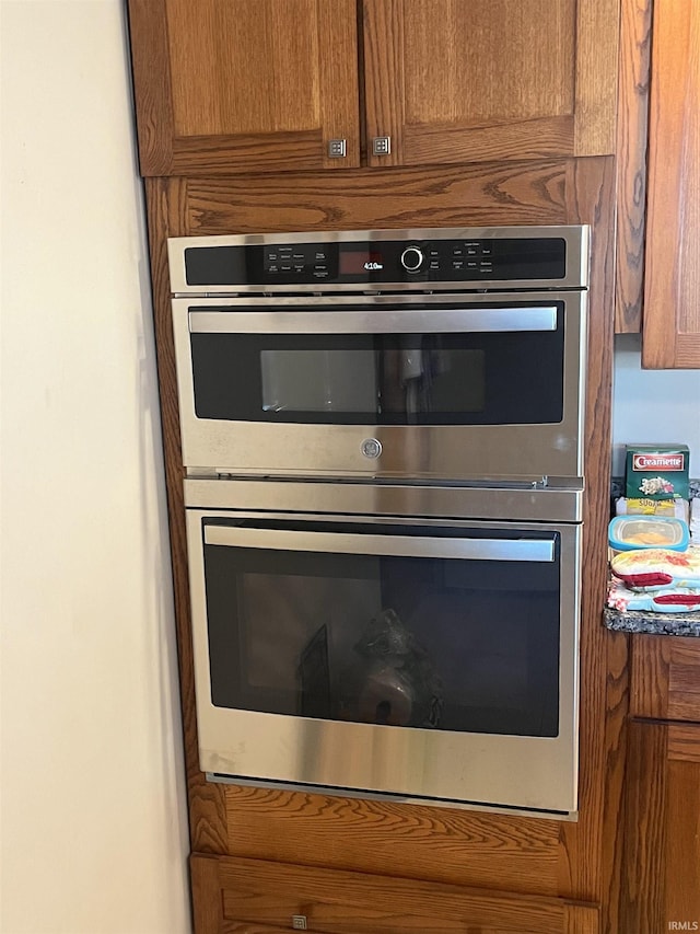 room details with double oven