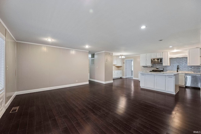 kitchen featuring sink, white cabinetry, appliances with stainless steel finishes, dark hardwood / wood-style flooring, and a kitchen island