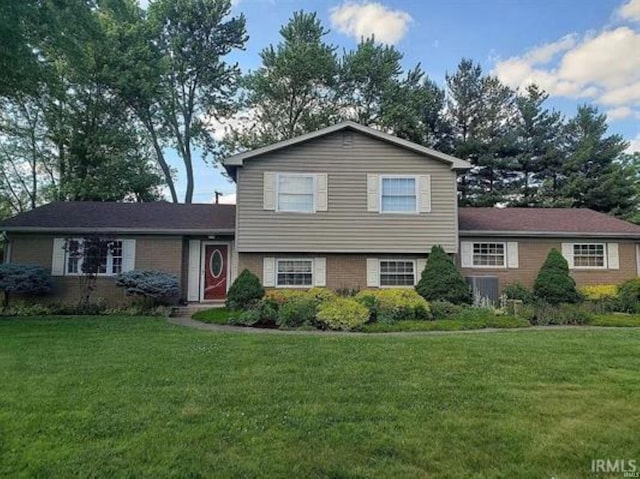 tri-level home featuring a front lawn