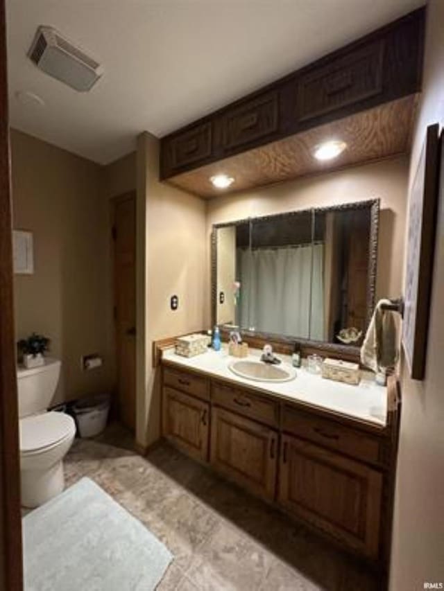 bathroom with a shower with curtain, vanity, and toilet