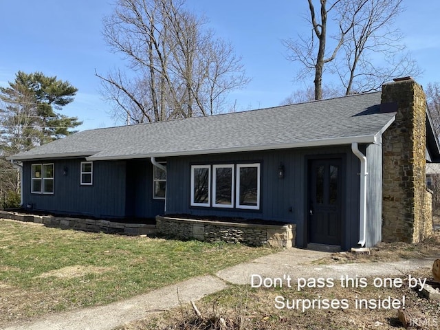 single story home featuring a front lawn