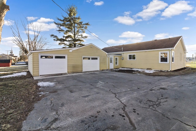 view of front facade featuring a garage