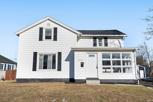 view of front of property featuring a front lawn