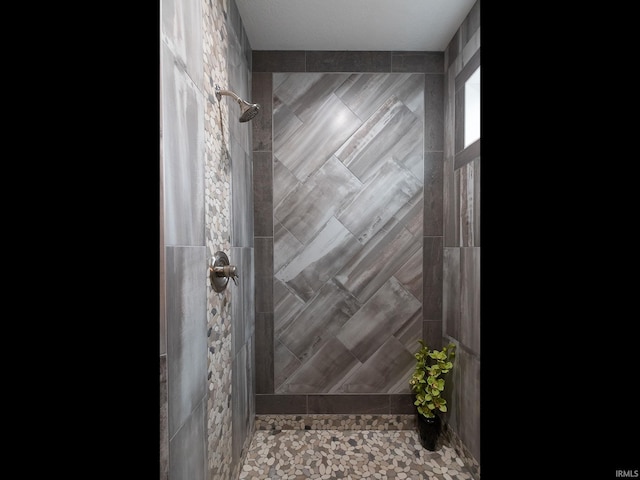 bathroom featuring a tile shower