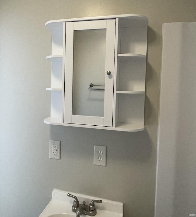 bathroom featuring sink