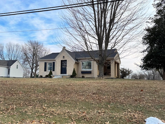 view of front of house featuring a front yard