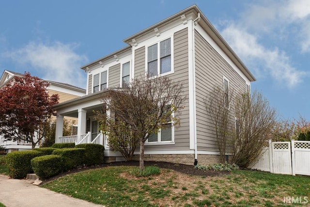 view of front of property featuring a front lawn and a porch