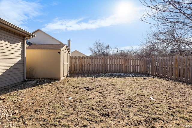 view of yard featuring a storage shed