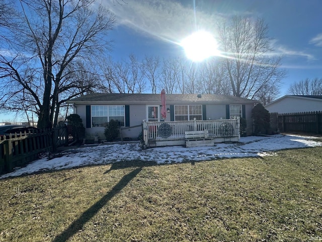 view of front facade featuring a front yard