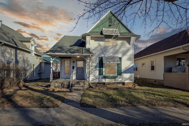 view of front of home featuring a lawn