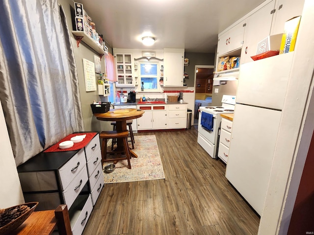 kitchen featuring electric stove, sink, dark wood-type flooring, and white cabinets