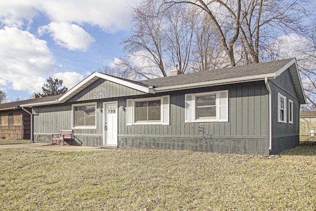 view of front of home with a front lawn