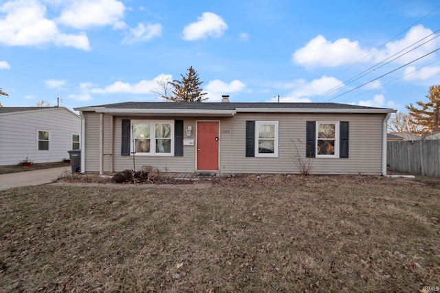 ranch-style home featuring a front lawn