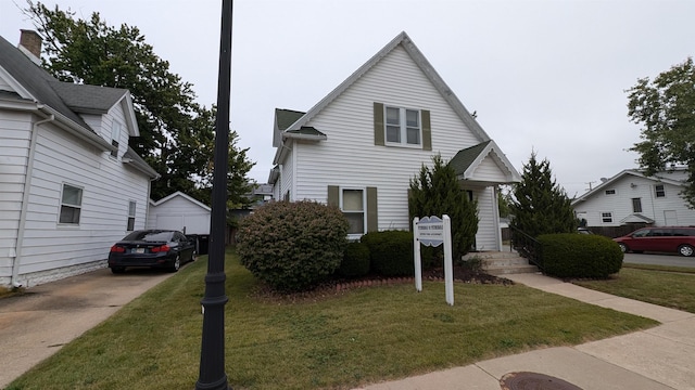 view of front of property featuring a front yard