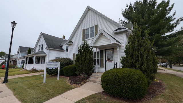 view of front facade featuring a front lawn