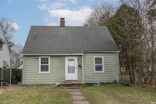 view of front of property featuring a front yard