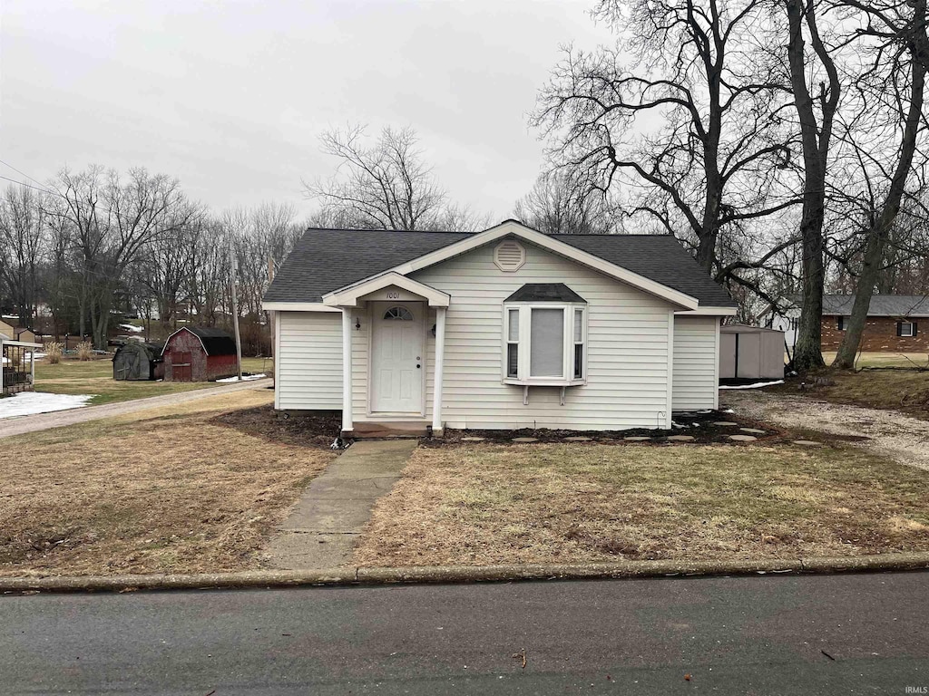 view of front of house featuring a shed and a front yard