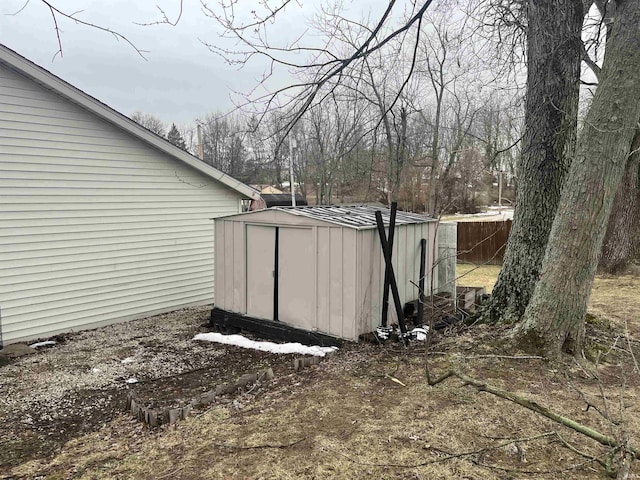 view of yard with a shed