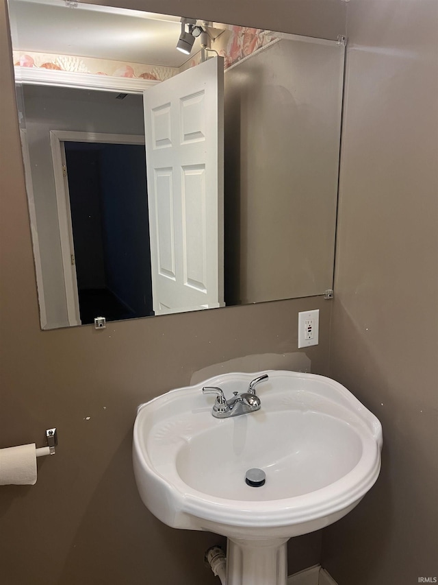 bathroom featuring sink