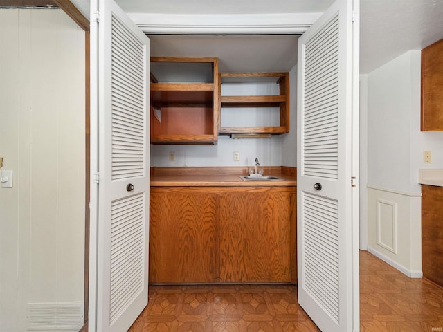 kitchen with sink and parquet floors