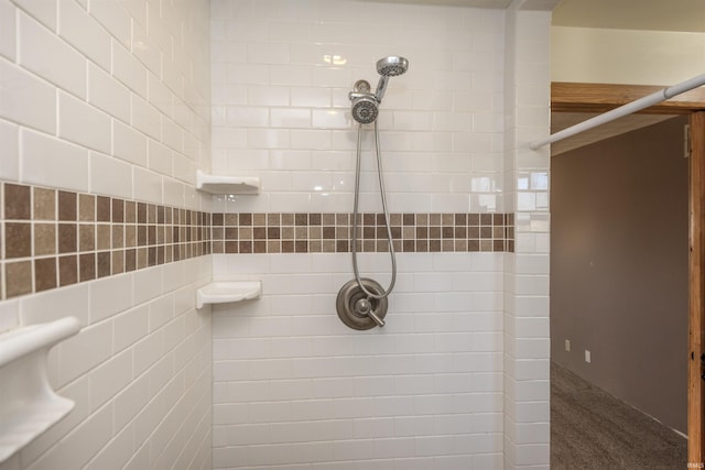 bathroom featuring tiled shower