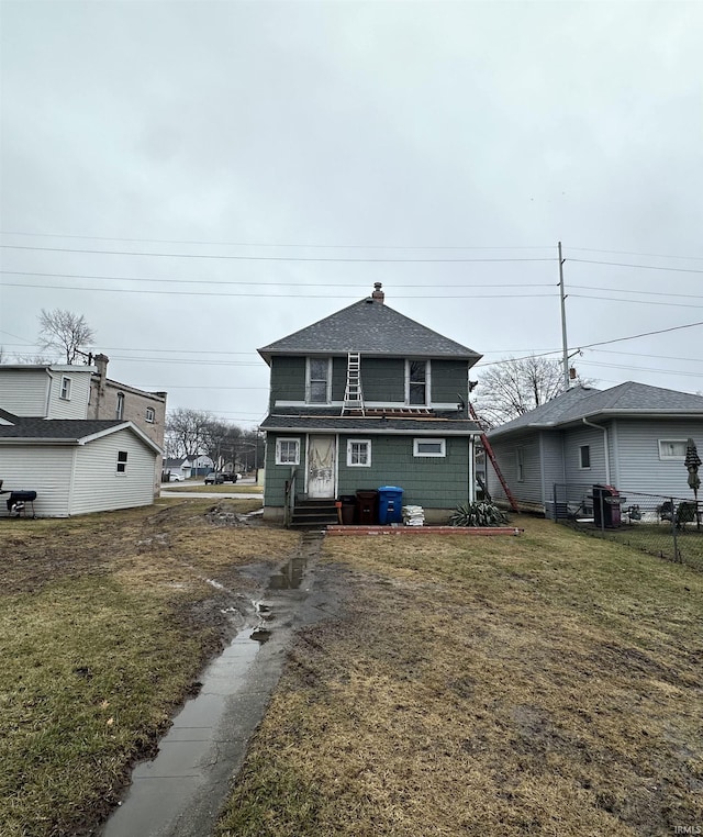 view of front facade featuring a front yard