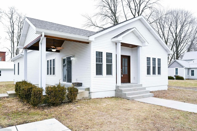 view of front of house with a front lawn and ceiling fan