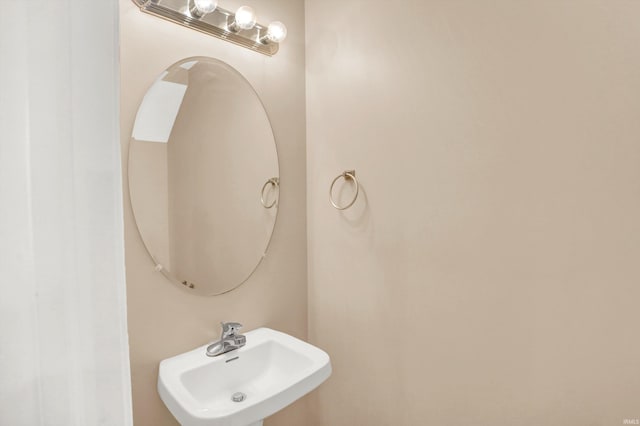 bathroom featuring sink