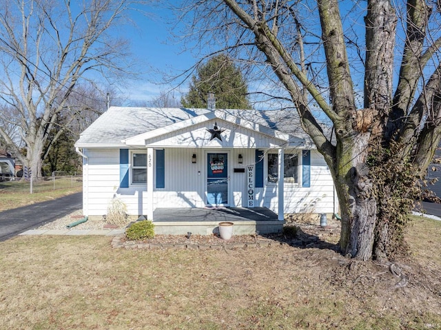 view of front facade featuring a front lawn and covered porch