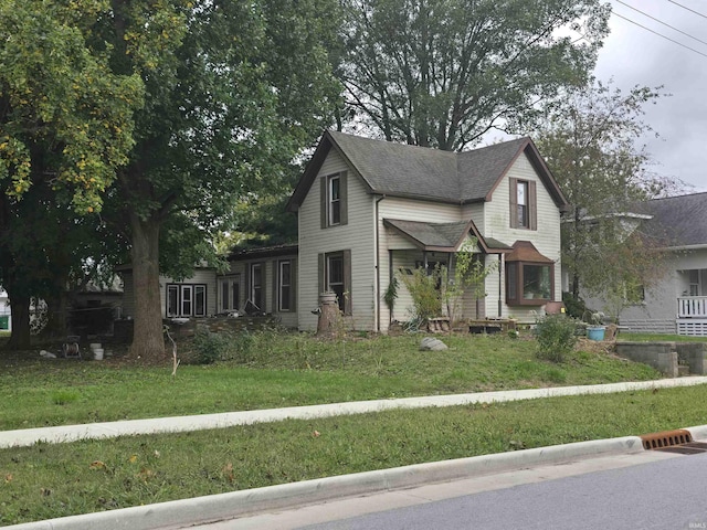 view of front facade with a front yard