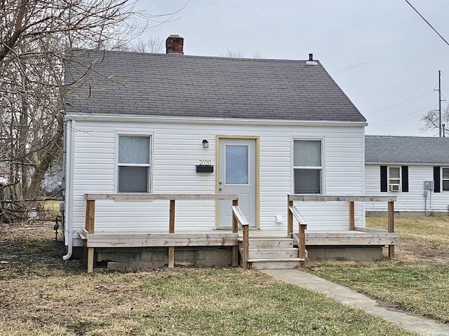 view of front of house featuring a front yard