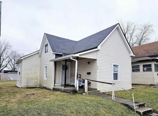 view of front facade featuring a front yard