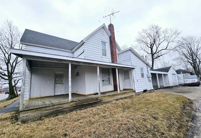 view of front of house featuring covered porch and a front yard