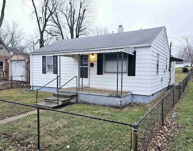 view of front of home with a front lawn