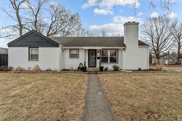 single story home featuring a front lawn