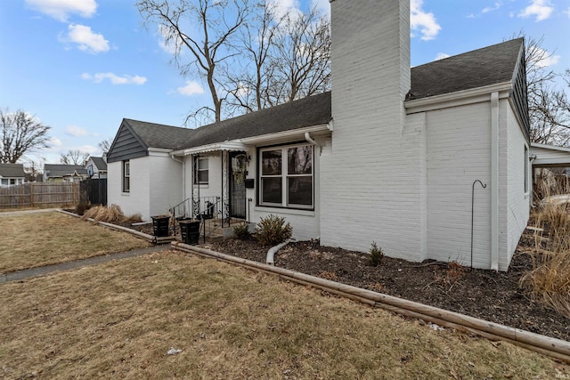 single story home featuring a front lawn