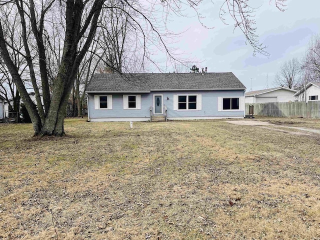 ranch-style house featuring a front yard