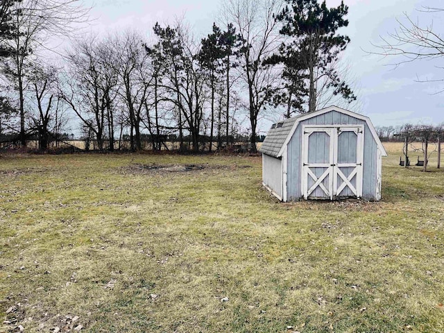 view of yard featuring a storage shed