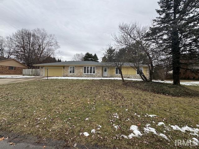 view of front of house featuring a garage and a front yard